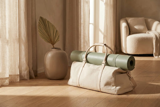 Sac de pilates en toile écrue avec tapis sauge roulé sous les sangles