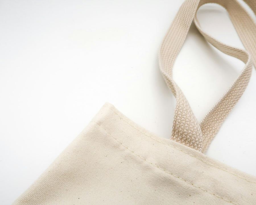 Petit sac de pilates en toile écrue aux anses tissées, détail des coutures